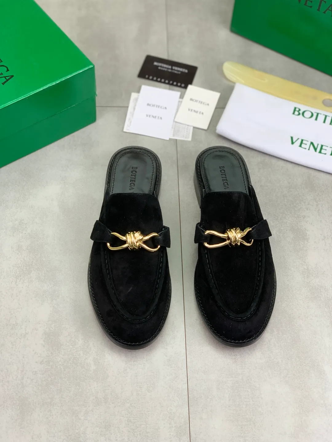 Men's shoes 💰P800 [New model] (genuine leather outsole) water-dyed cow lining 💰High-quality business couple half-slip leather shoes 💎💎💎 BOTTEGA VENETA official website synchronizes the latest top version of BV in the market, accepts material comparison, shoe type comparison, process comparison, practical and textured, versatile and suitable for any occasion, the more you look at it, the more flavorful it becomes. Purely hand-knitted craftsmanship - Upper material, calfskin imported from Italy 🇮🇹 - High-quality water-dyed cowhide lining - Original private model customized leather outsole -Size: Female 35-39 (40 ordered) Male 39-44 (38 45 can be customized) Color: Multiple colors available